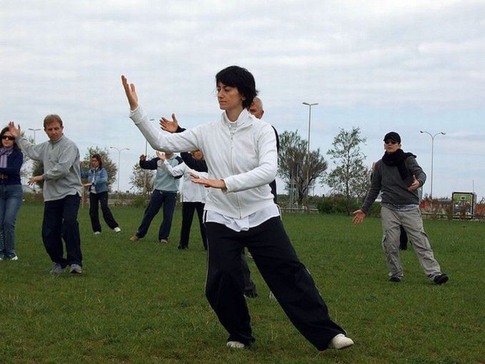 Tai Chi to praktyka ćwiczeń statycznych i precyzyjnych ruchów