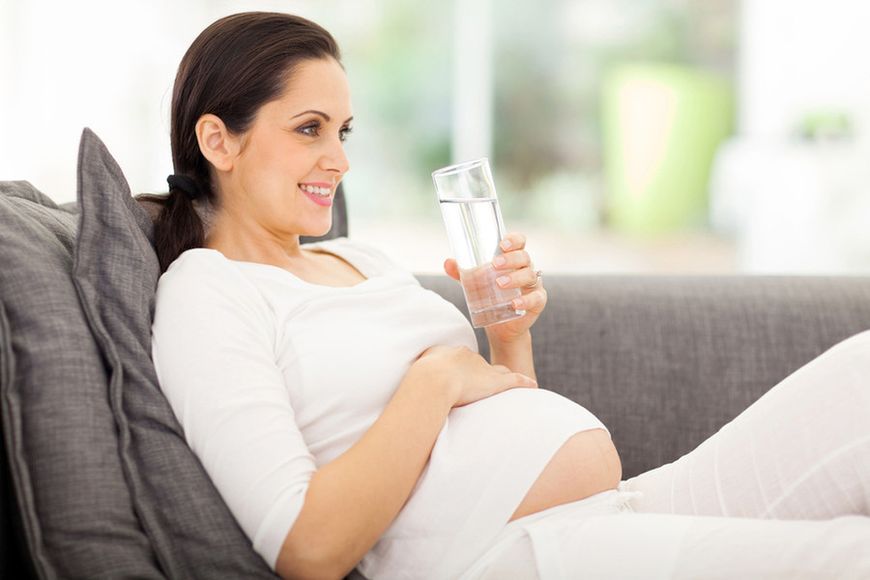 Picie wody przeciwdziała odwodnieniu i zapobiega mdłościom w ciąży.