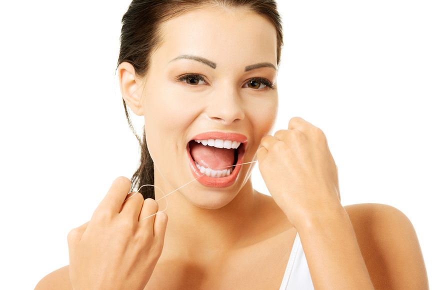 Czyszczenie zębów nicią dentystyczną może ci pomóc w utrzymaniu higieny jamy ustnej.