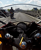 Motocyklem 125 cm3 w miasto. Czy kierowca samochodu da sobie radę?