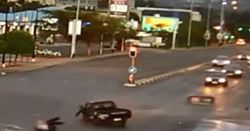 #dziejesiewmoto [193]: wypadł z auta, miażdżący tramwaj i polskie drogi