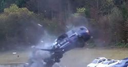 #dziejesiewmoto [156]: crash test przy 200 km/h, szaleniec na drodze i niski most