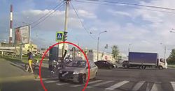 #dziejesiewmoto [344]: wypadek z rowerzystą, zwodniczy aquaplaning i lot przez rondo