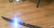 Elektryczny miecz domowej roboty. Dał się porazić!