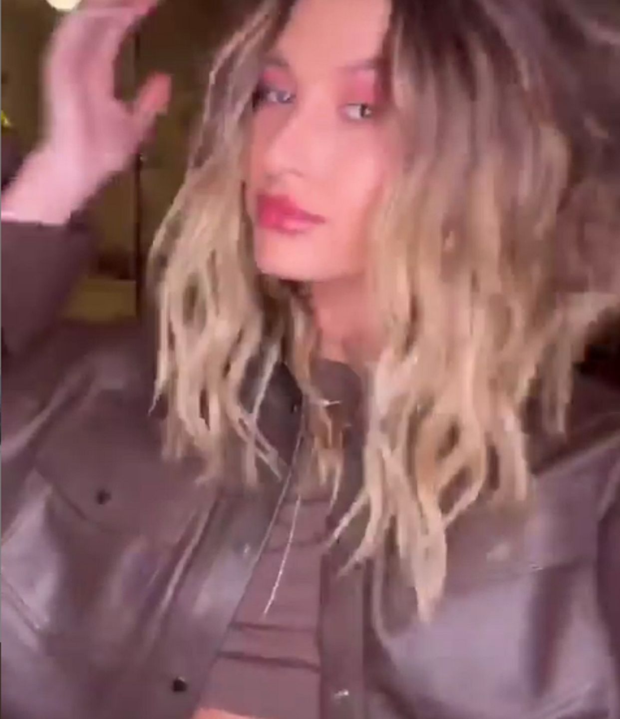 Hailey Bieber w marynarce od Sary Boruc