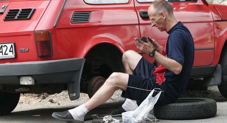 Zazdrosny mąż odkręcił koło w samochodzie żony