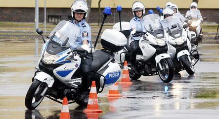 Policjanci ćwiczą na torze wyścigowym