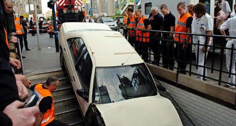 Wjechał do paryskiego metra autem. Myślał, że to parking