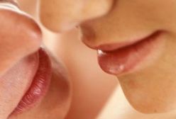 Naukowcy zbadali, czemu służy pocałunek