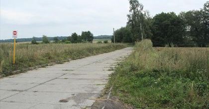 Kobieta musi płacić sąsiadowi, aby dojechać do domu!