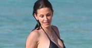 Courteney Cox w bikini z kolegą z planu!