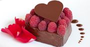 Serce czekoladowe ze świeżymi malinami