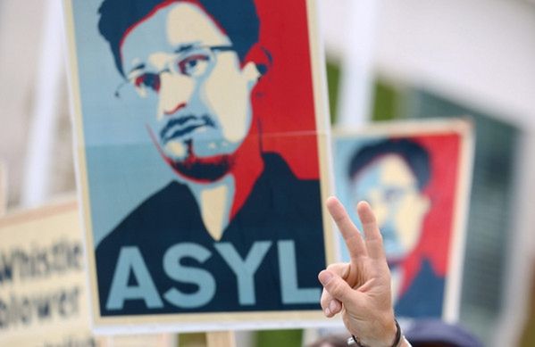 Snowden powinien "zaakceptować konsekwencje swoich czynów" i przestać chować się za Putinem
