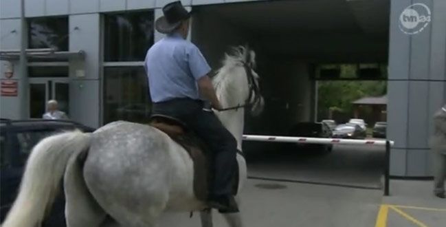 Radny, który do pracy przyjeżdża konno?