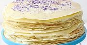 Tort naleśnikowy z kremem z białej czekolady i cukrem fiołkowym