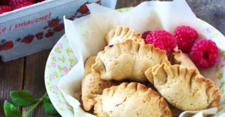 Pieczone pierogi z malinami