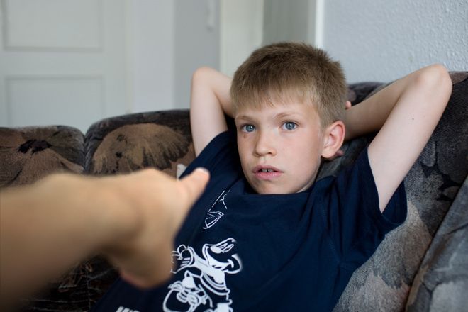 Surowi rodzice uzależniają dzieci od internetu