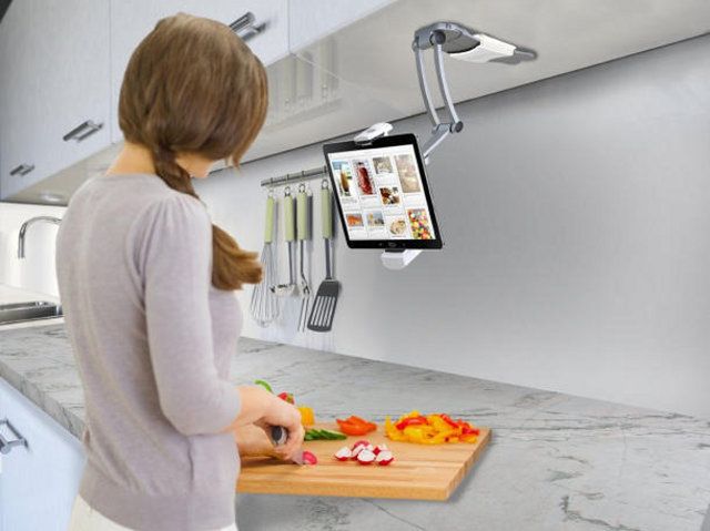 Pomysłowy uchwyt na tablet w kuchni