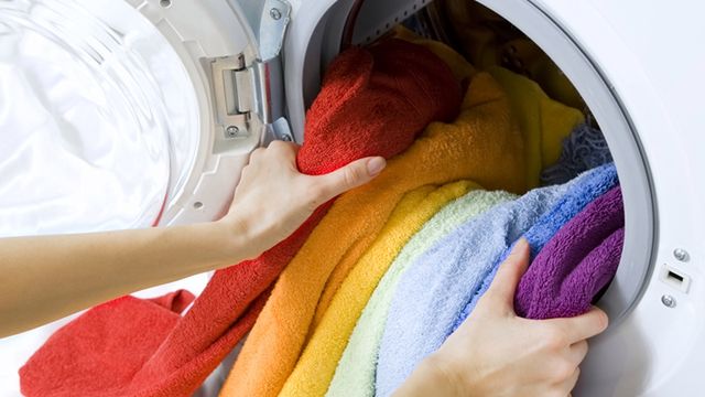 Wyciąganie prania z pralki