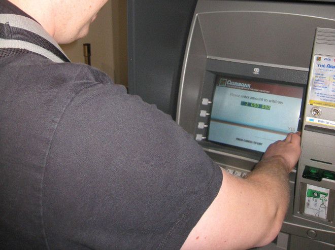 Dlaczego bankomaty wysuwają karty tak strasznie powoli?