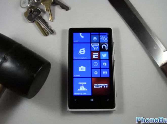 Nokia Lumia 920 kontra nóż i młotek