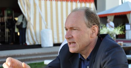 Berners-Lee krytykuje brytyjski rząd za plany inwigilacji internautów