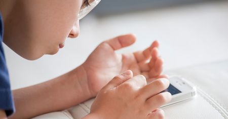 Lepiej wykorzystać telefon w procesie nauki niż z nim walczyć