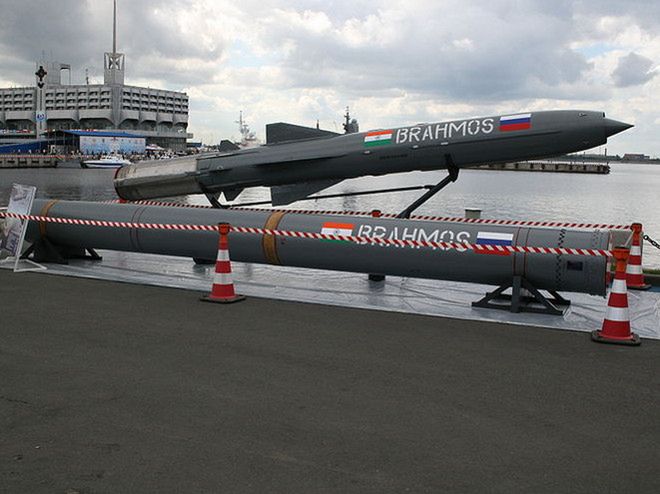 Pocisk BrahMos i rurowa wyrzutnia w wersji morskiej.