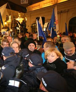 Po atakach na przeciwników PiS podczas miesięcznicy: sprawa trafi na policję