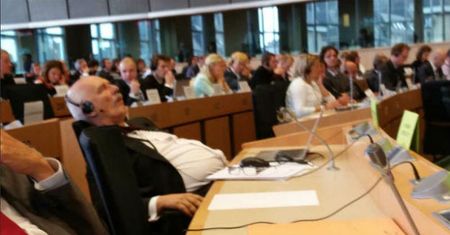Korwin-Mikke znów udowodnił, że potrafi szokować. Z pracą w Brukseli idzie mu gorzej