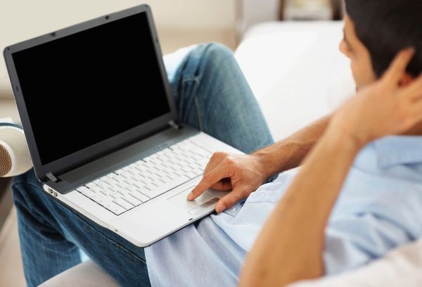 Notebooki coraz częściej wypierają komputery stacjonarne. Są lżejsze, bardziej mobilne, zajmują mniej miejsca. Do zalet laptopów należy dopisać jeszcze jedną: zużywają o wiele mniej prądu niż ich tradycyjne odpowiedniki – przeciętnie mają moc 40 W. Zakładając, tak jak w przypadku komputera stacjonarnego, że laptop pozostaje włączony codziennie przez 2 godziny, to po roku ta przyjemność będzie nas kosztować nie więcej niż 20 złotych. 
Zobacz:  Jak płacić mniejsze rachunki? Poznaj łatwe sposoby na obniżenie kosztów zużycia wody  