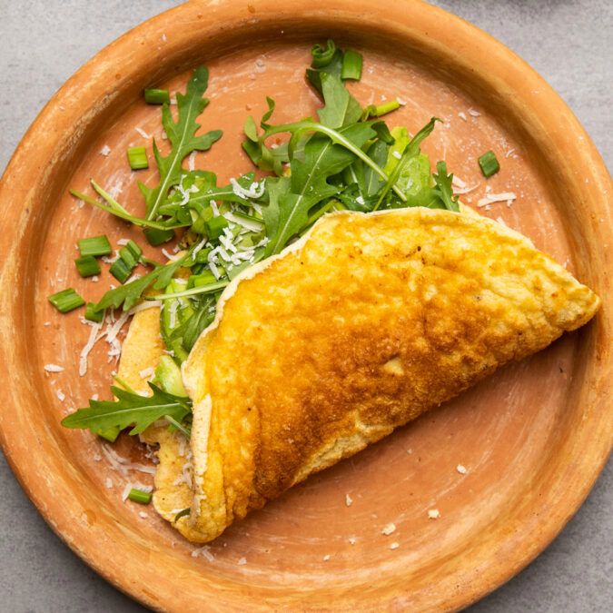 omlet z awokado i rukolą