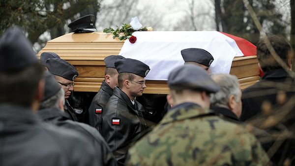 Pogrzeb trzech lotników - ppłk. Jarosława Haładusa, kpt. pil. Michała Smyczyńskiego i chor. Janusza Adamczyka, którzy zginęli w katastrofie pod Mirosławcem