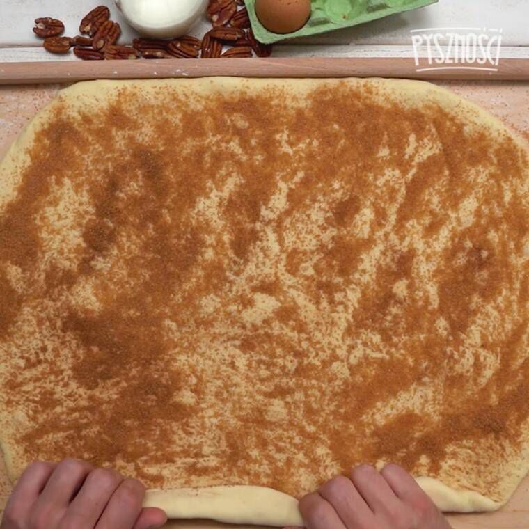 drożdżowa cynamonka z orzechami pekan