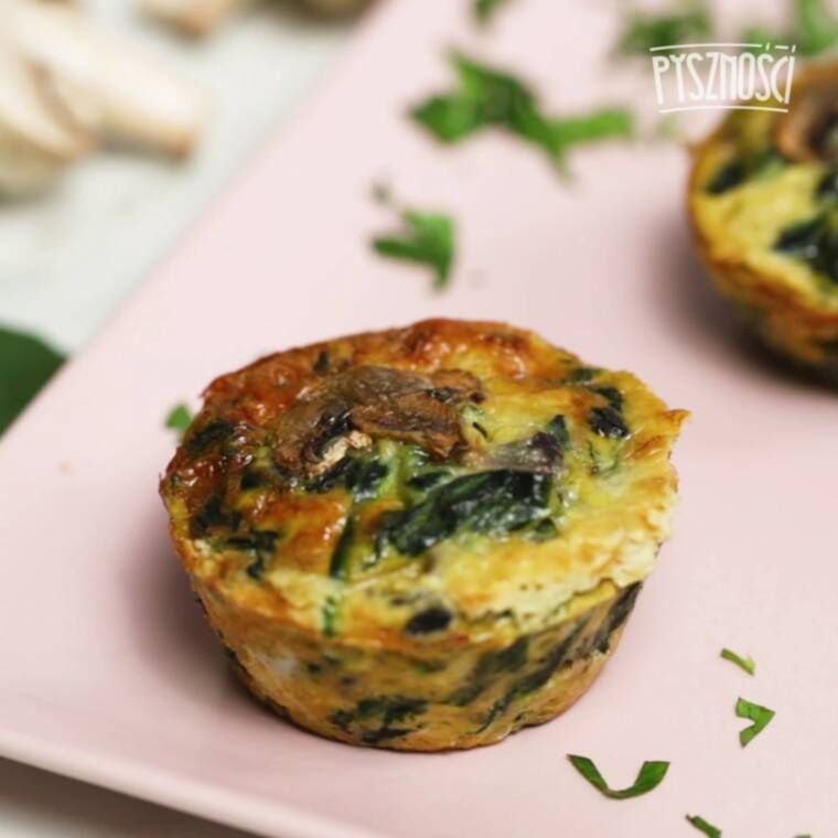 To jednak nie koniec, zanim forma trafi do piekarnika, na każdym jajecznym muffinie ułóż po plastrze pieczarki.