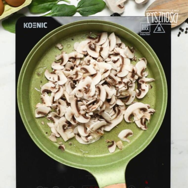 jajeczne muffiny z pieczarkami i szpinakiem