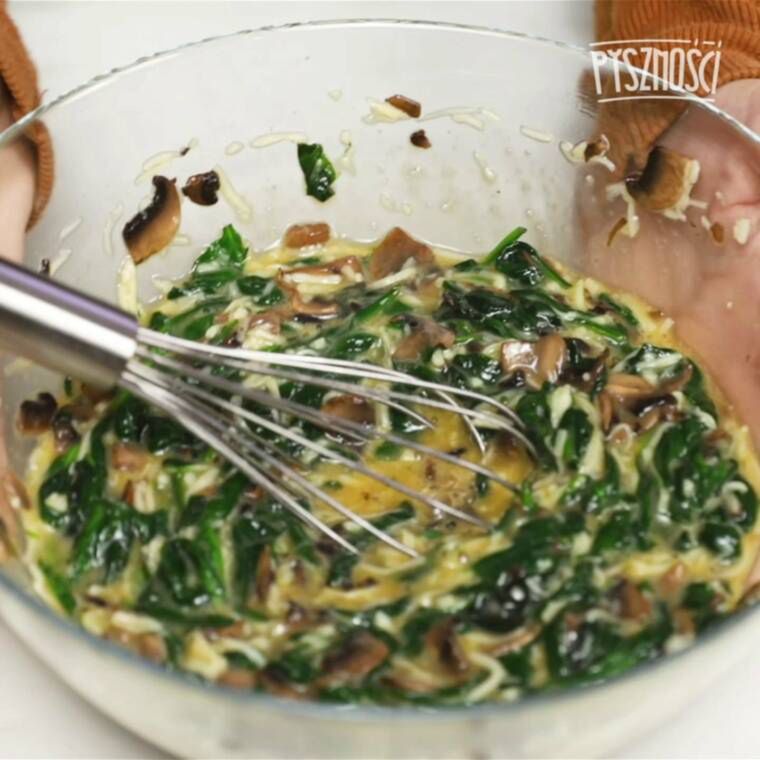 jajeczne muffiny z pieczarkami i szpinakiem