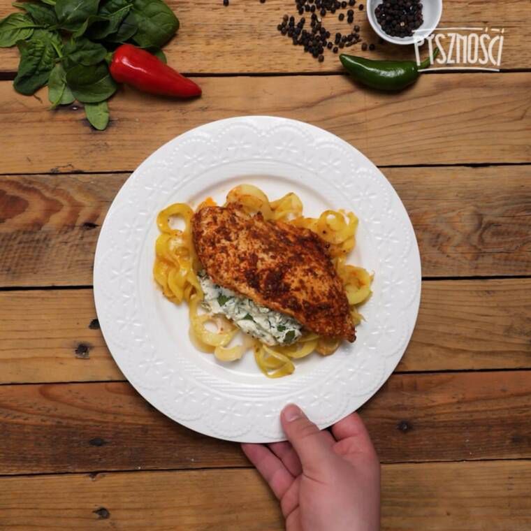 kurczak ze szpinakiem na zoodlowanych ziemniakach