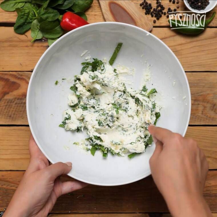 kurczak ze szpinakiem na zoodlowanych ziemniakach