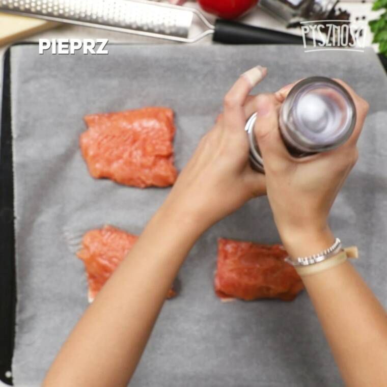 łosoś z zielonym pesto