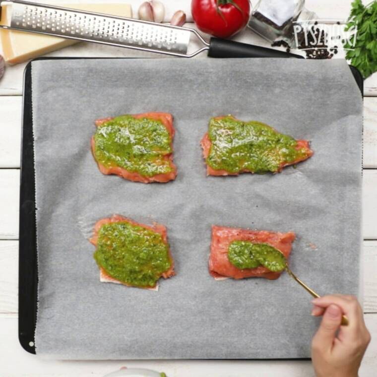 łosoś z zielonym pesto