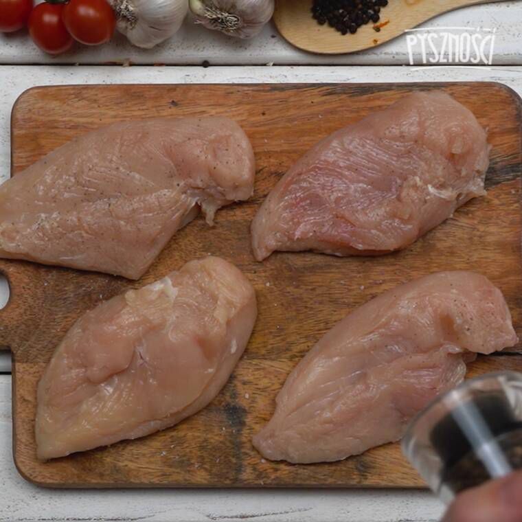 pierś z kurczaka z kremowym sosem zapiekana na zakręconych ziemniakach