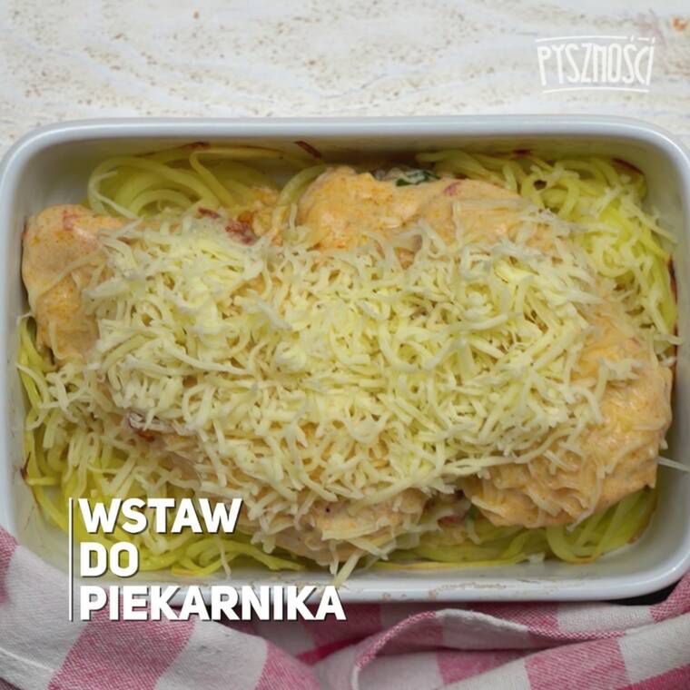 pierś z kurczaka z kremowym sosem zapiekana na zakręconych ziemniakach
