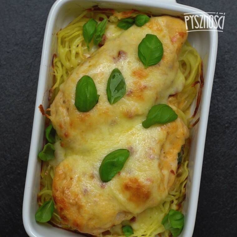 pierś z kurczaka z kremowym sosem zapiekana na zakręconych ziemniakach