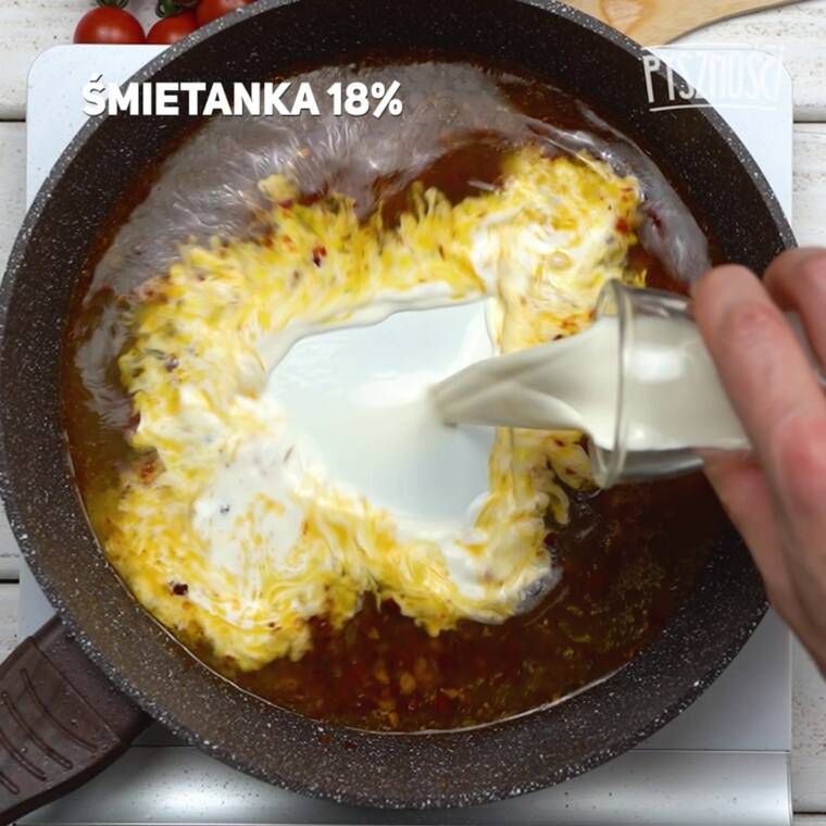 pierś z kurczaka z kremowym sosem zapiekana na zakręconych ziemniakach