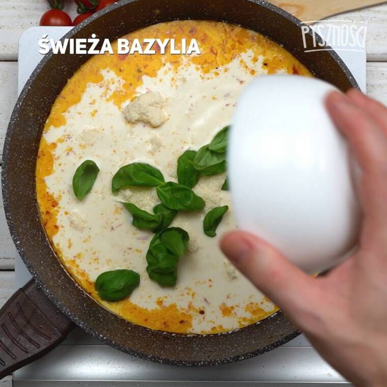 pierś z kurczaka z kremowym sosem zapiekana na zakręconych ziemniakach