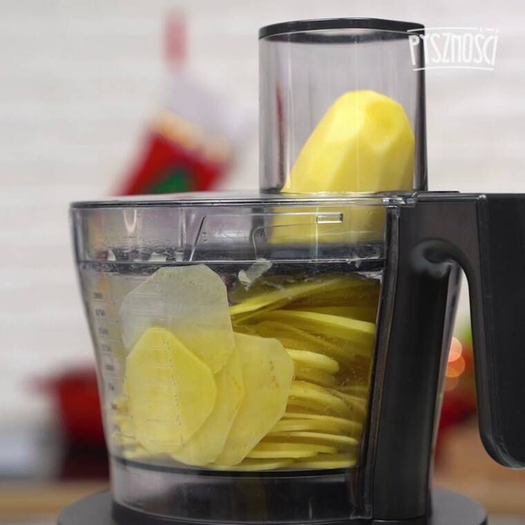 W przygotowanym nacięciu umieść ogórkowy farsz.