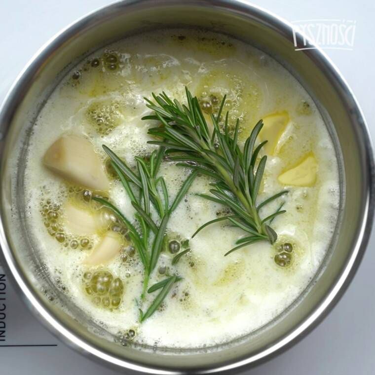 W przygotowanym nacięciu umieść ogórkowy farsz.