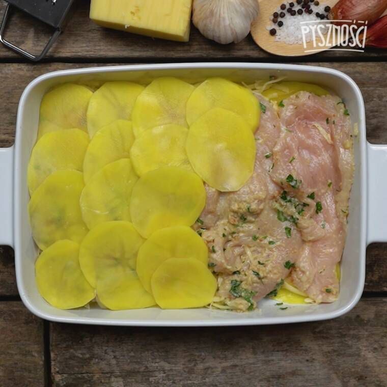 kremowa zapiekanka ziemniaczana z kurczakiem w pysznej marynacie