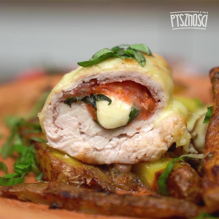 roladki z indyka z mozzarellą podane z ziemniaczanymi łódeczkami